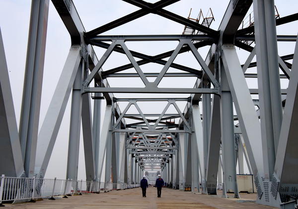 施工中的郑济高铁郑州黄河特大桥（3月8日摄）。